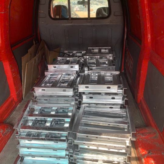 Giá treo cáp chữ E