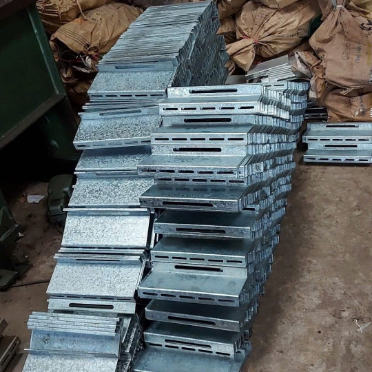 Giá treo cáp chữ E