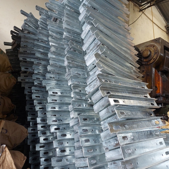 Giá treo cáp chữ D